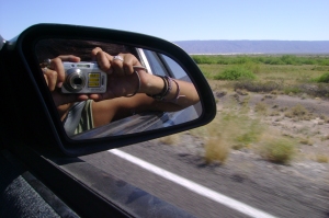 Espejo lateral, viajando en carretera